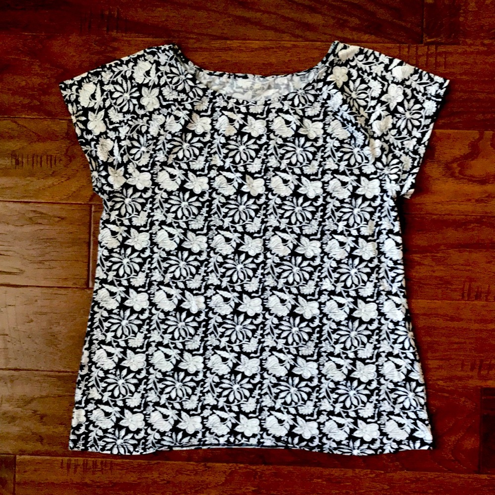 🌸 3/$25 Loft navy floral cotton tee NWOT